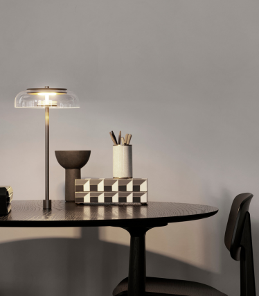 Elegante Tischleuchte auf modernem Schreibtisch mit stilvollen Wohnaccessoires.